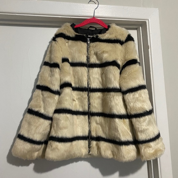faux fur jacket GUC no stains no holes no rips - Picture 3 of 3